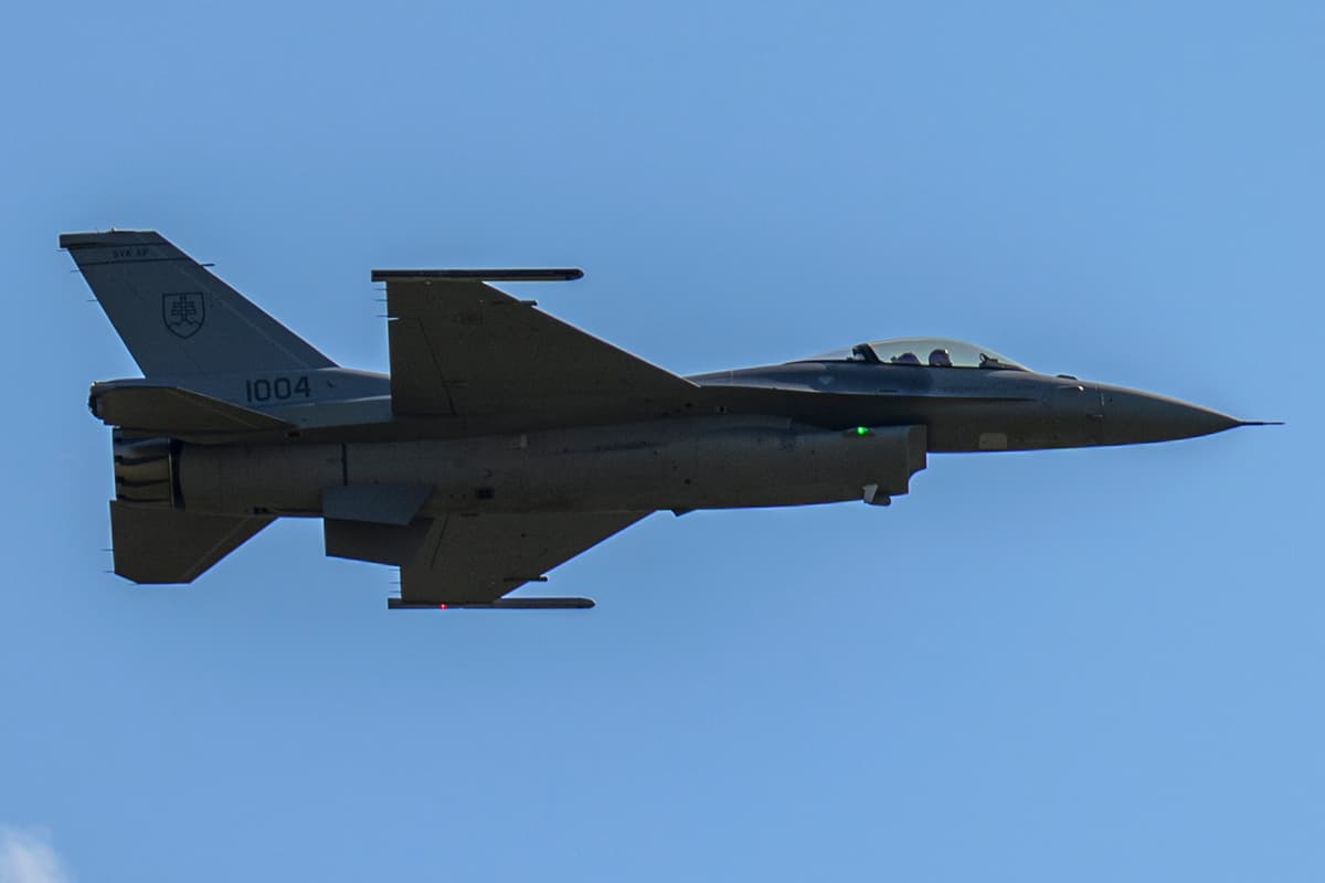 Stíhačka F-16 počas Medzinárodných leteckých dní Generála Milana Rastislava Štefánika. Foto Mihaliková/TASR