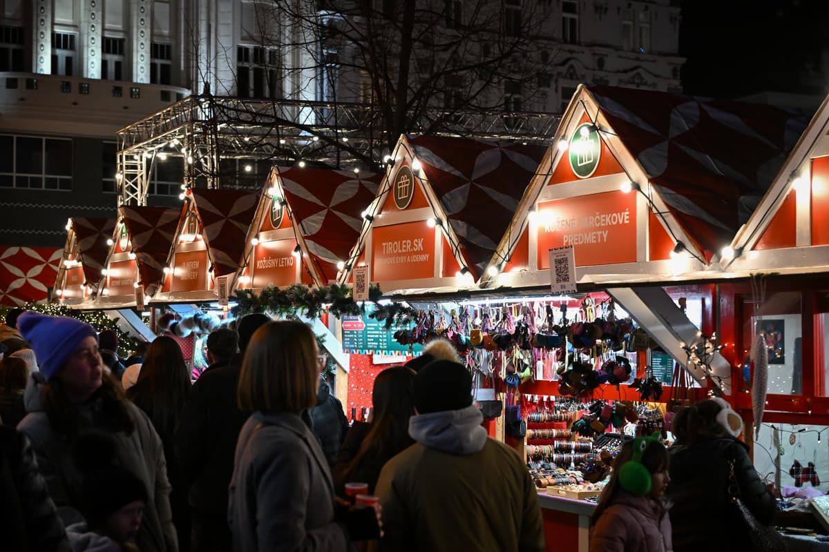 Na snímke ľudia počas otvorenia Bratislavských Vianoc na Hlavnom námestí v Bratislave 28. novembra 2025, ilustračný obrázok. Foto: Pavol Zachar/TASR