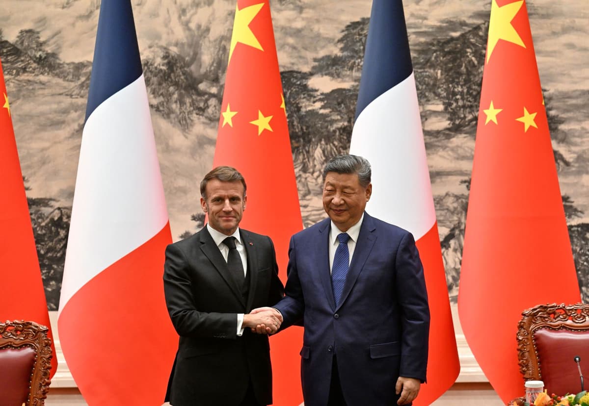 Na snímke francúzsky prezident Emmanuel Macron (vľavo) a čínsky prezident Si Ťin-pching si podávajú ruky počas ich stretnutia v Pekingu 4. decembra 2025. Foto: TASR/AP