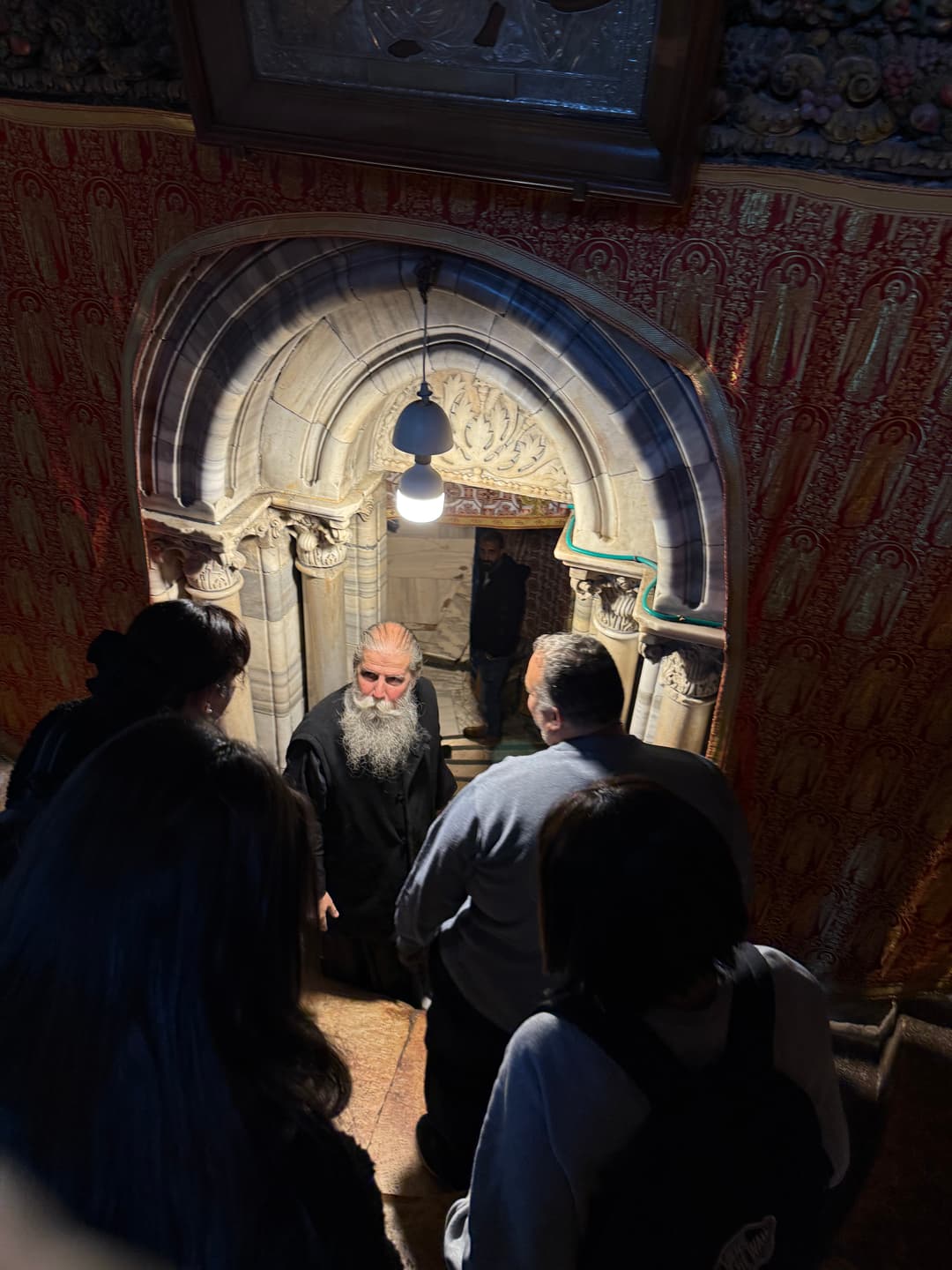 Vstup do jaskyne pod oltárom v Chráme Božieho narodenia. Foto: J. Daniška