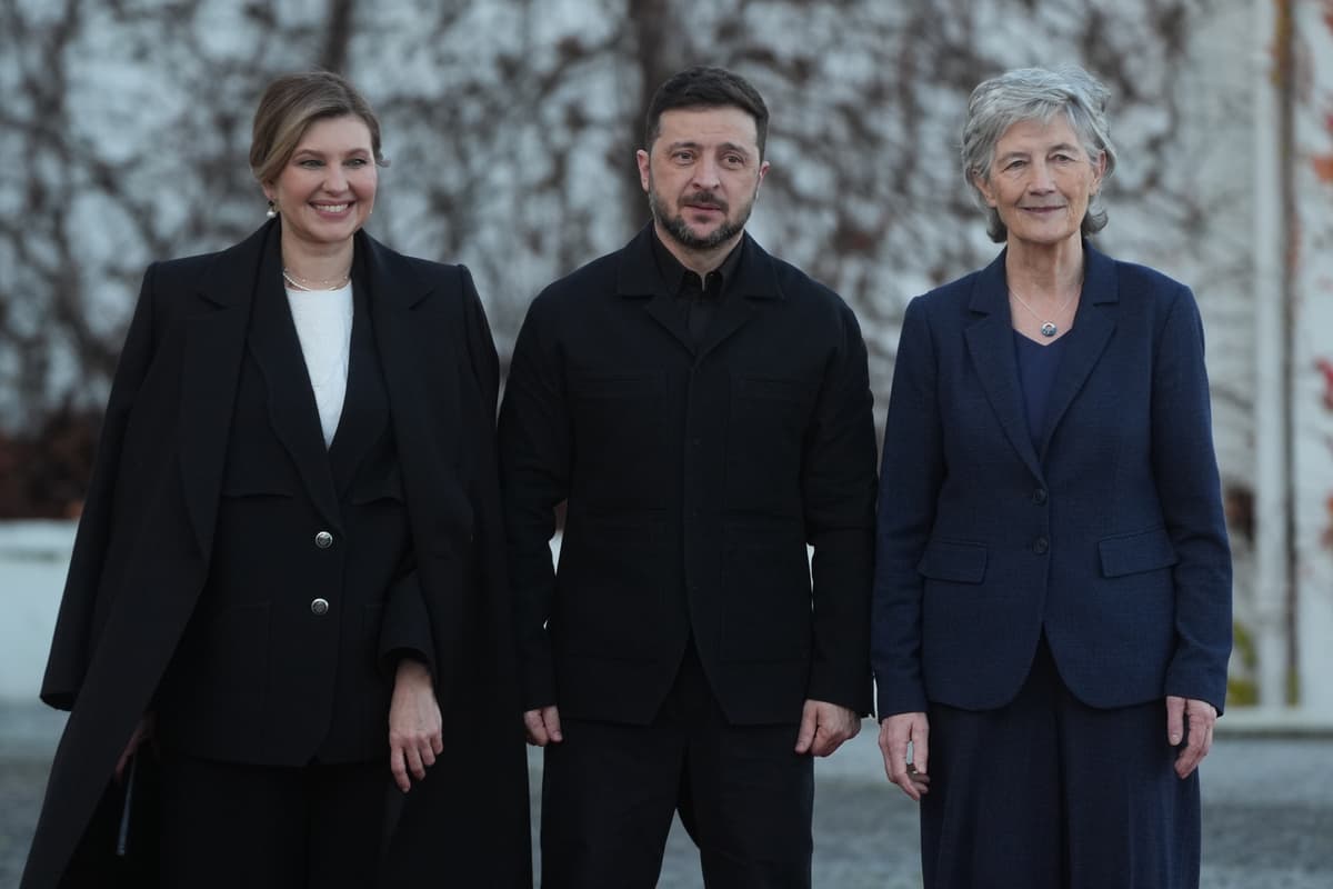 Olena Zelenská, Volodymyr Zelenskyj a Catherine Connollyová. Foto TASR/AP