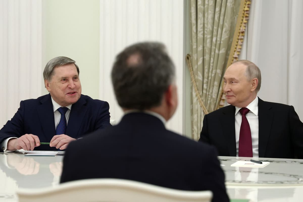 Vladimir Putin, Jurij Ušakov a Steve Witkoff (chrbtom) počas stretnutia o mierovom pláne na Ukrajine v Moskve v utorok 2. decembra 2025. Foto: TASR/AP
