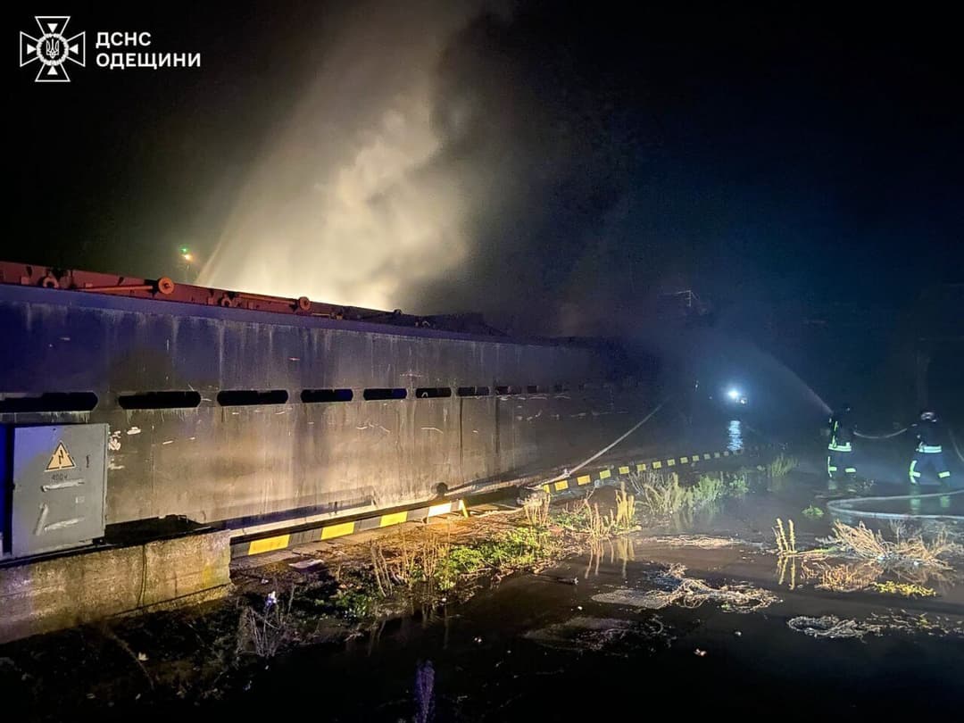 Požiar plavidla po nočnom ruskom útoku na prístav v Odeskej oblasti. Foto: TASR/AP