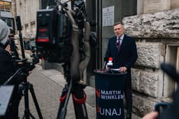 Kandidát na primátora Martin Winkler pred Generálnou prokuratúrou. FOTO: Archív Martina Winklera