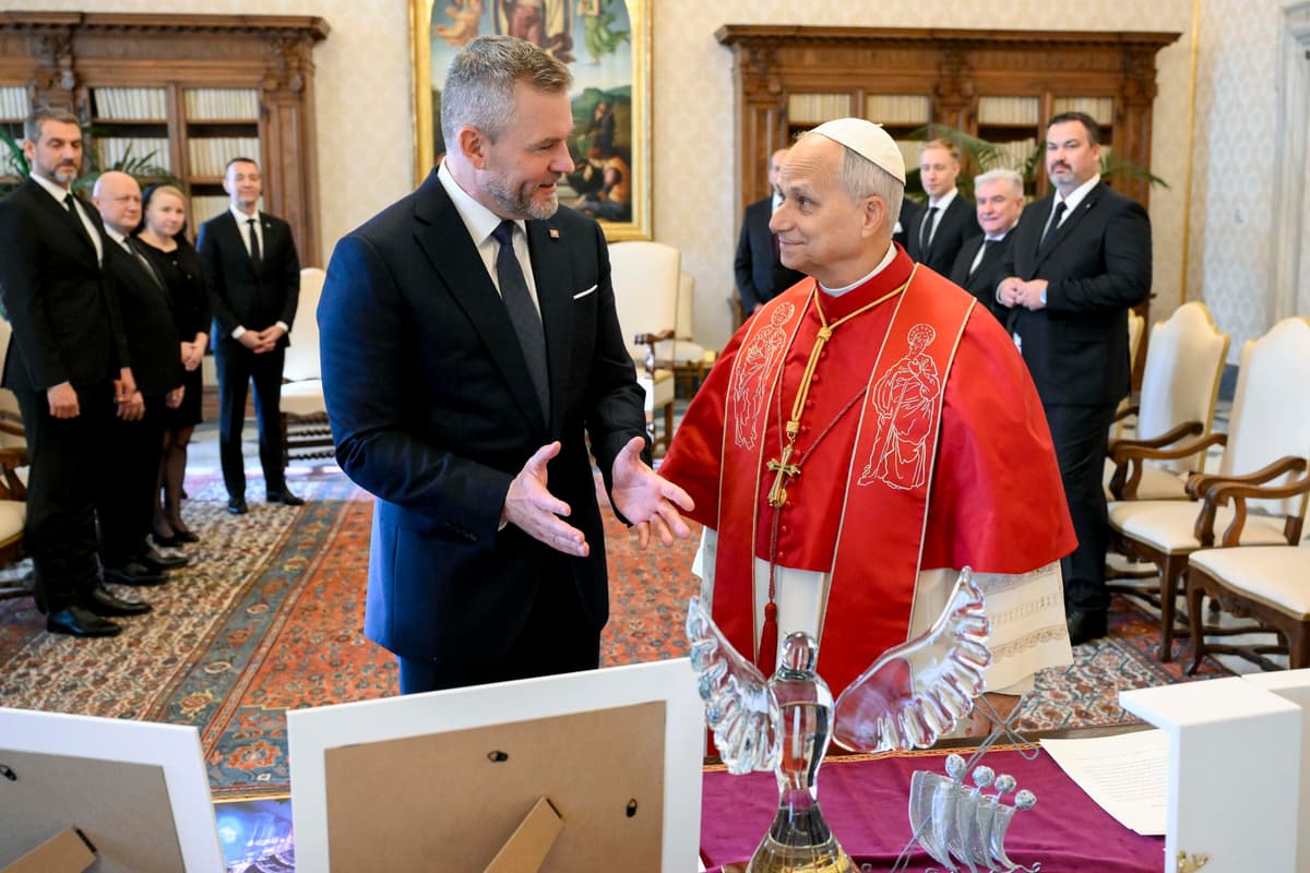 Na snímke pápež Lev XIV. (v popredí vpravo) a slovenský prezident Peter Pellegrini sa rozprávajú počas štvrtkovej osobnej audiencie v Apoštolskom paláci vo Vatikáne 4. decembra 2025. Foto: TASR/ANSA