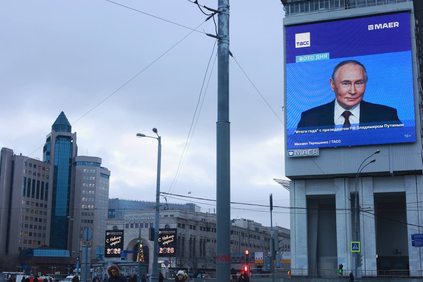Na veľkej obrazovke na budove v centre Moskvy sa zobrazuje reklama na priamy prenos programu „Rok v retrospektíve s Vladimírom Putinom“. Foto: Semenova Maria / Sipa Press / Profimedia