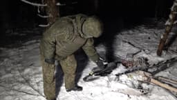 Ruský vojak vo videu zverejnenom ruským rezortom obrany v stredu ukazuje dron údajne letiaci na rezidenciu Vladimira Putina. Foto: AA/ABACA / Abaca Press / Profimedia