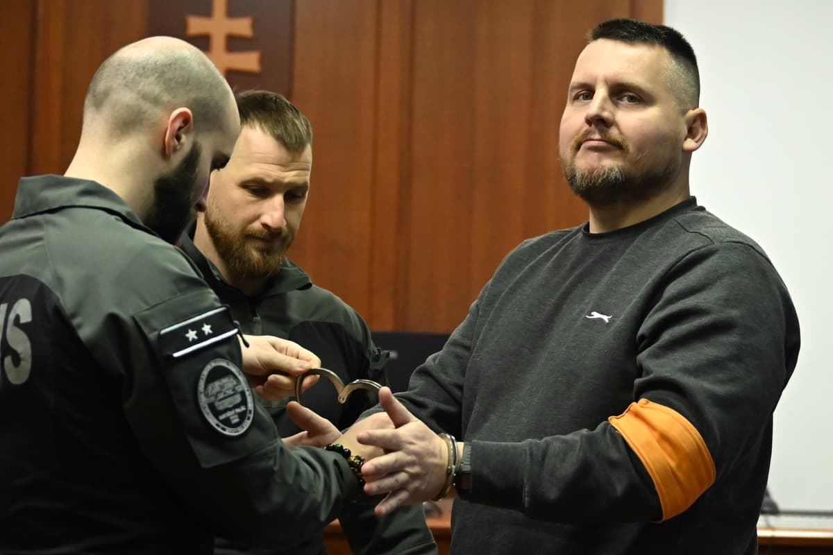 Na snímke vpravo Daniel B. v sprievode justičnej stráže prichádza na súdne pojednávanie na Špecializovanom trestnom súde. Foto: TASR/Martin Baumann