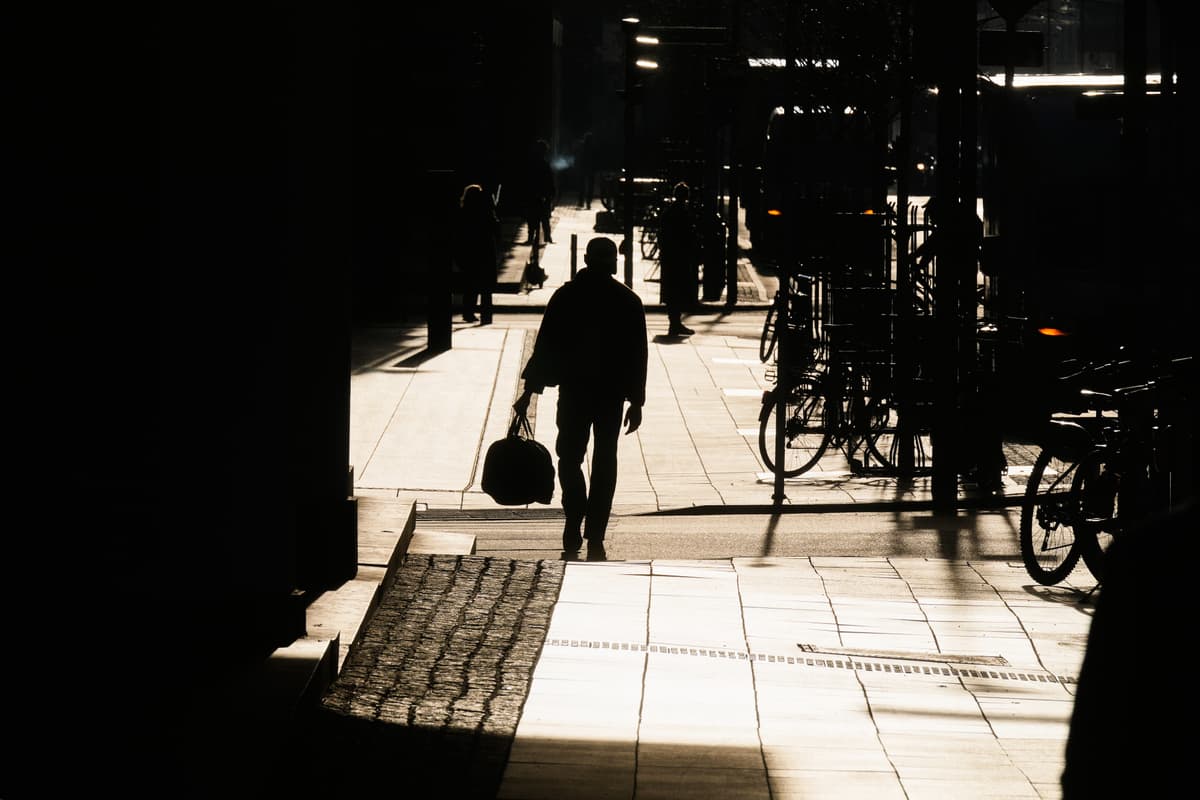 Muž sa prechádza centrom Frankfurtu v Nemecku v piatok 16. januára 2026, ilustračný obrázok. Foto: TASR/AP