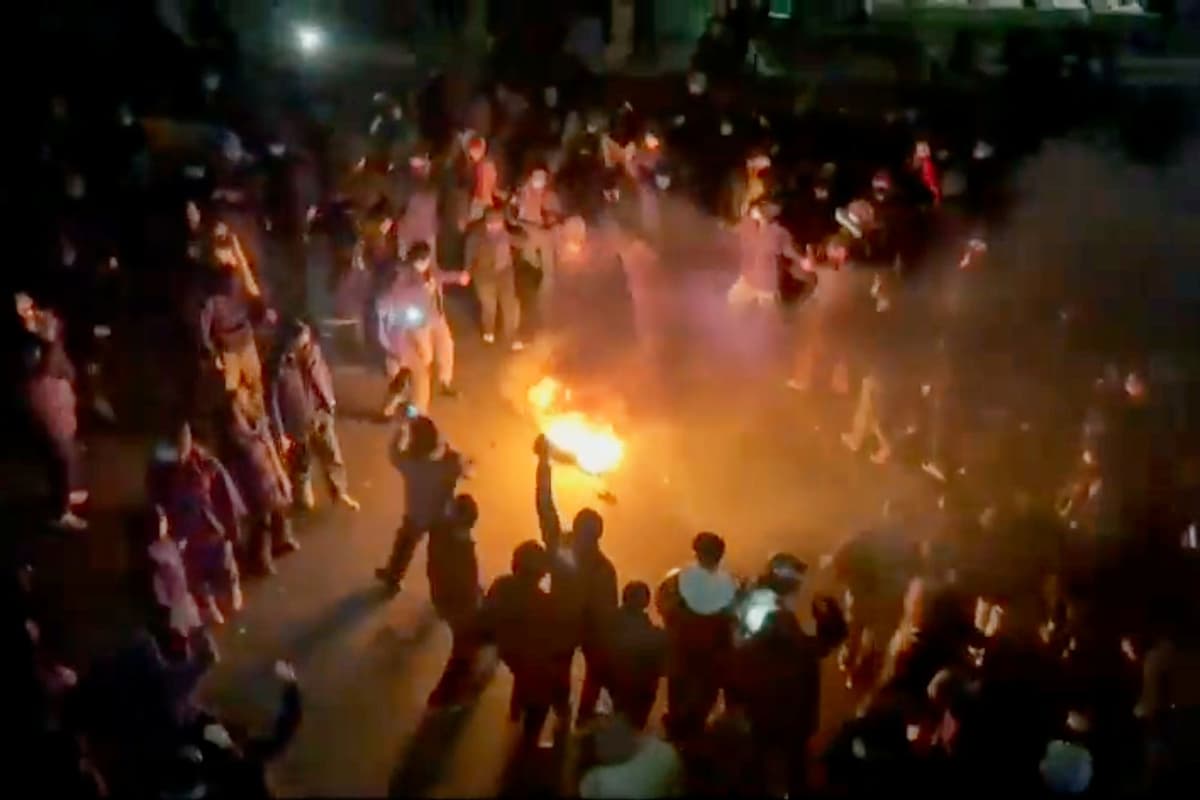 Na snímke z videa, ktoré koluje na sociálnych médiách, demonštranti tancujú a jasajú okolo ohniska počas protestov v uliciach iránskej metropoly Teherán v piatok 9. januára 2026. Foto: TASR/AP