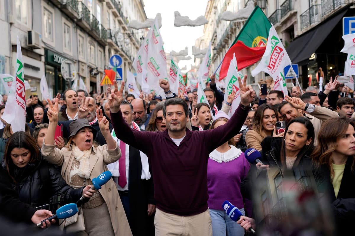 André Ventura a jeho priaznivci 16. januára v Lisabone. Foto: TASR/AP