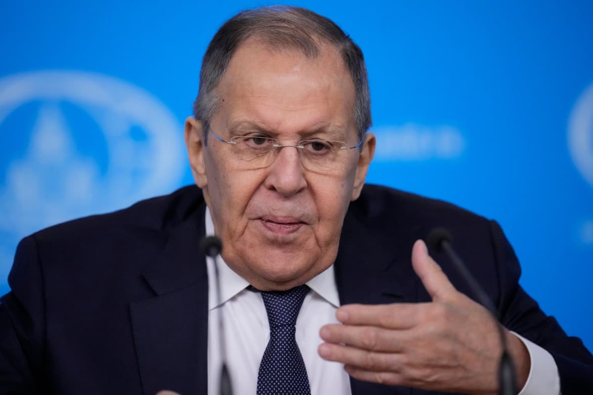 Ruský minister zahraničných vecí Sergej Lavrov gestikuluje počas výročnej tlačovej konferencie v Moskve v utorok 20. januára 2026. Foto: TASR/AP