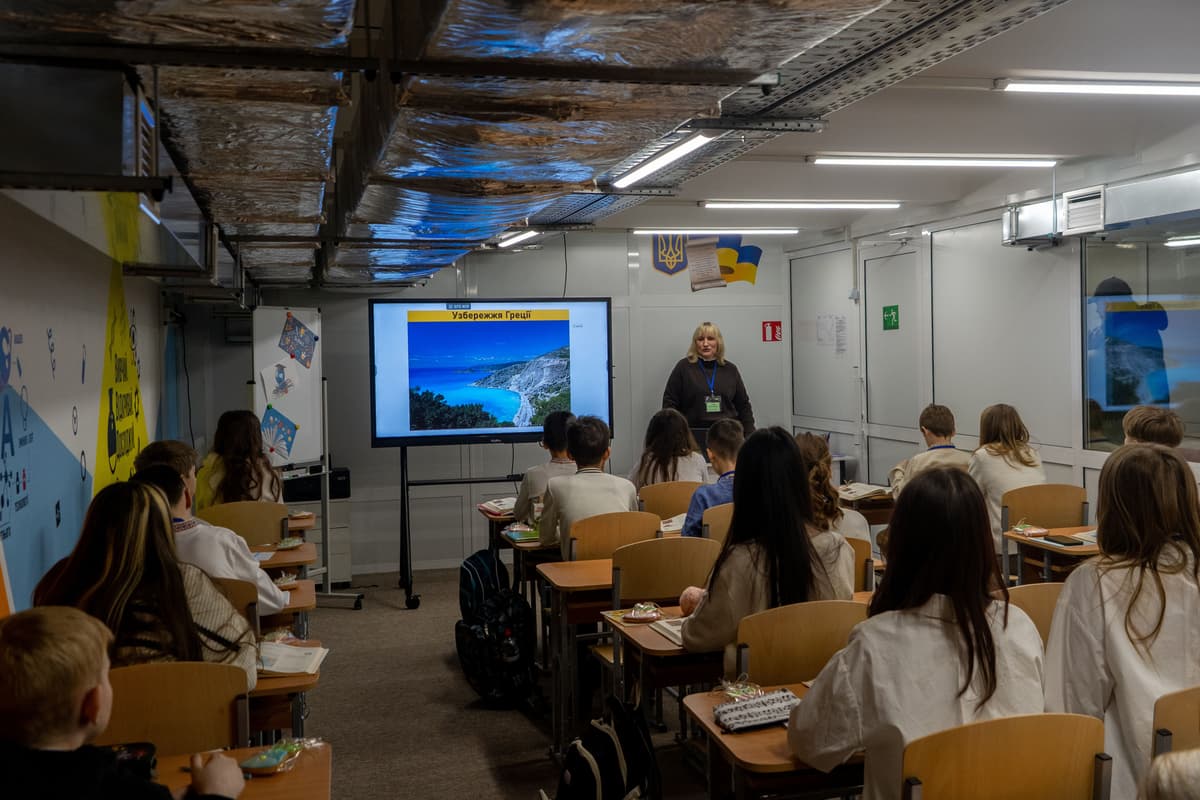 Žiaci počúvajú počas hodiny  v triede, ktorú v rámci bezpečnostných opatrení zriadili počas vojny v podzemnej stanici metra v ukrajinskom meste Charkov. Foto: TASR/AP