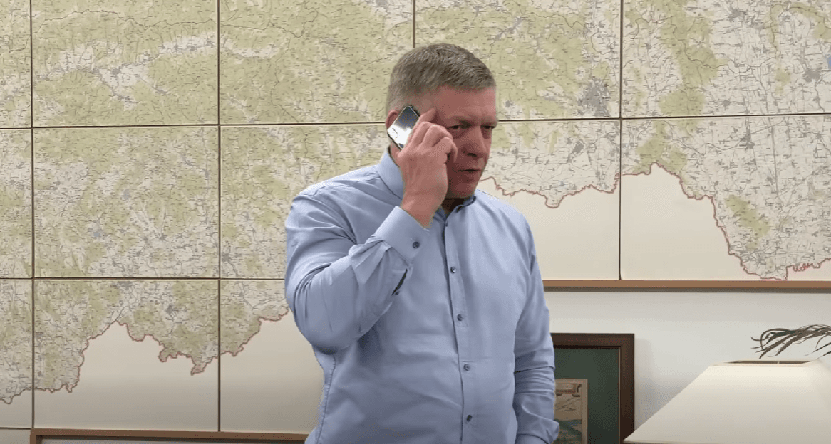 Robert Fico počas telefonátu s Friedrichom Merzom. Foto:  reprofoto Facebook