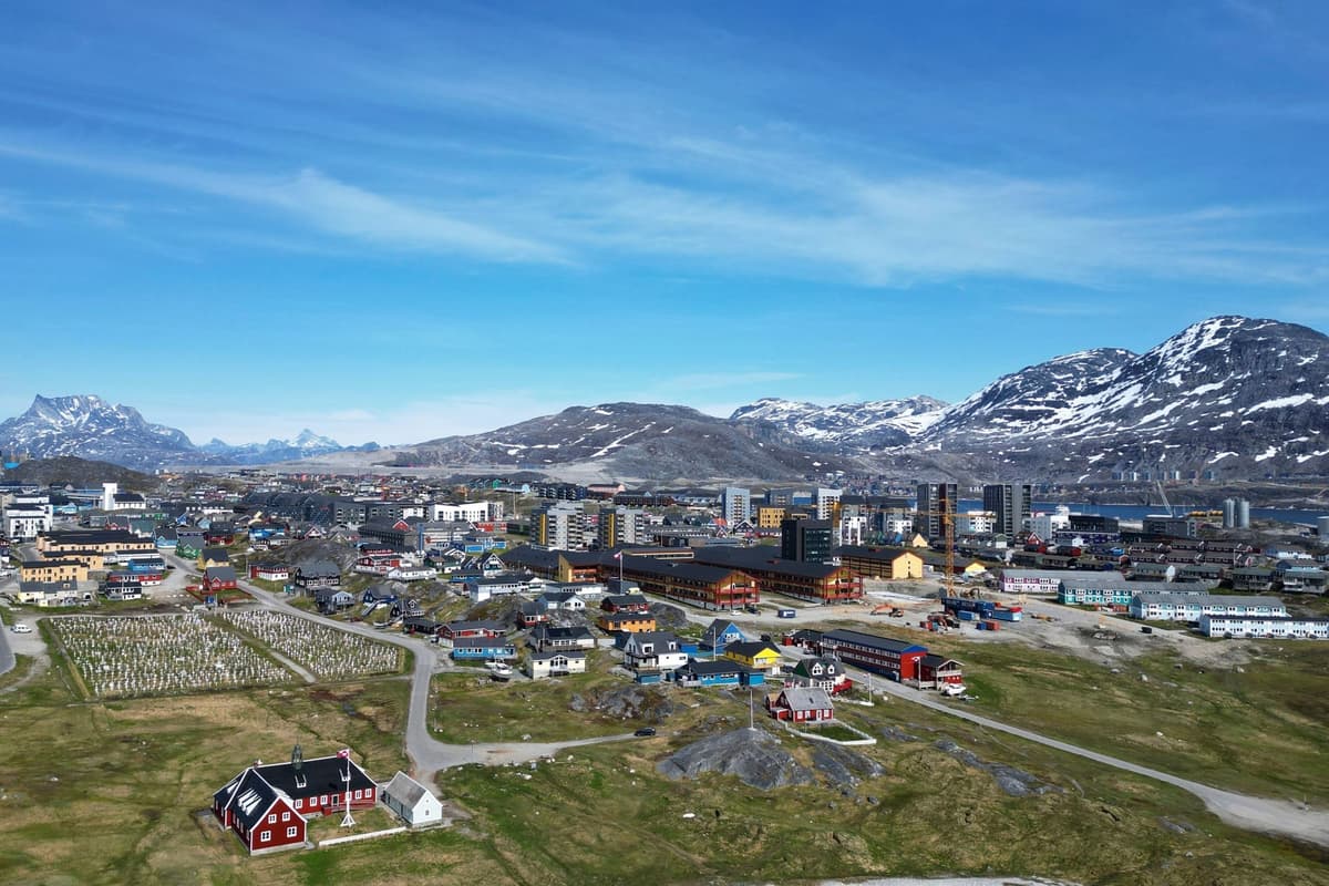Na archívnej snímke z 22. júna 2025 pohľad na domy v grónskom meste Nuuk. Foto: TASR/AP