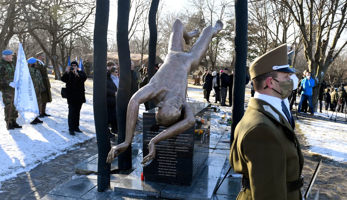 Na snímke Pamätník obetí leteckého nešťastia v maďarskej obci Hejce. FOTO: TASR/František Iván