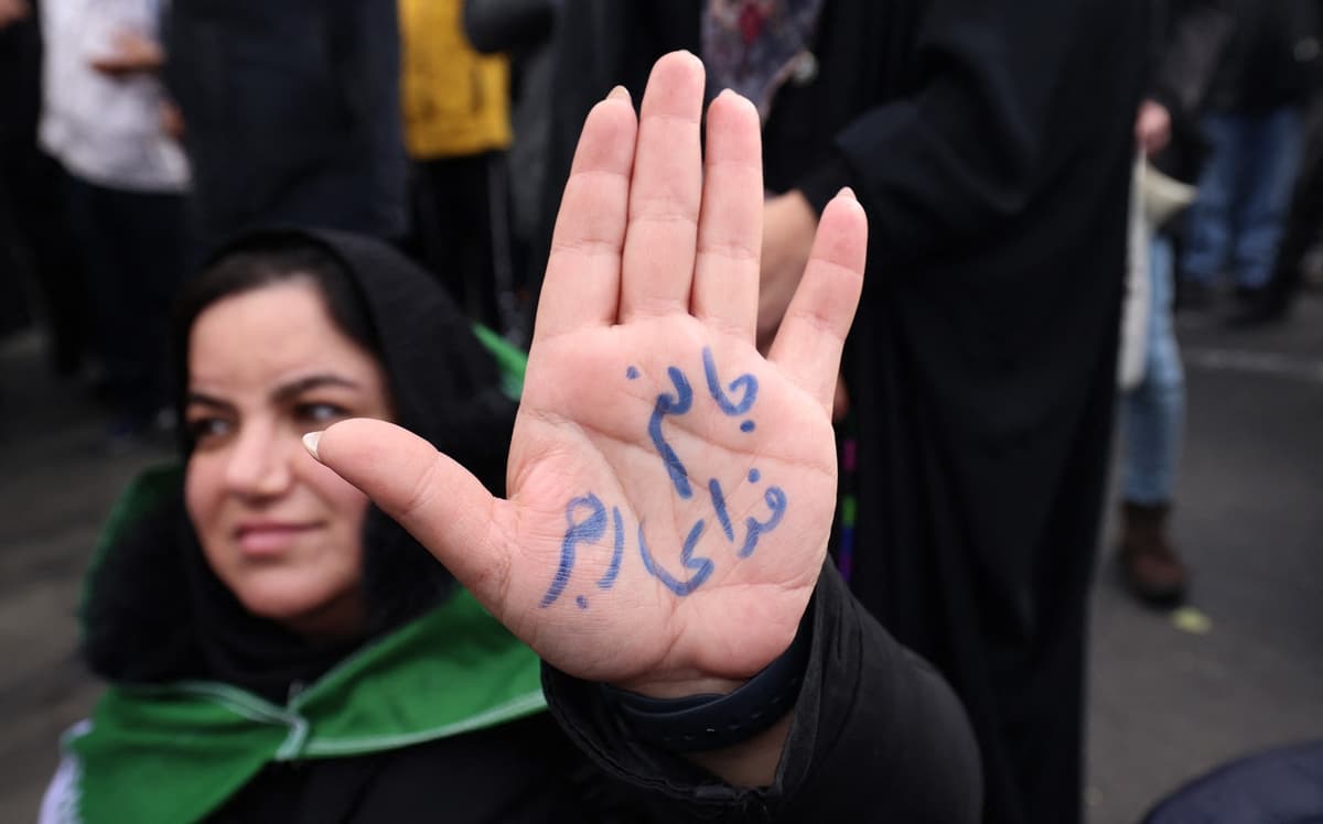 Žena protestujúca za režim hovorí, že za vodcu dá aj vlastný život. Foto: ATTA KENARE / AFP / AFP / Profimedia