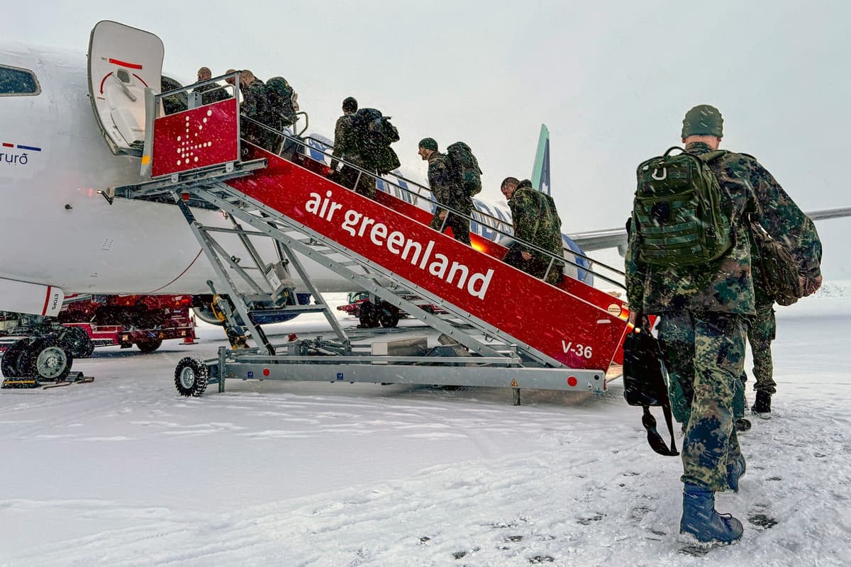 Nemeckí vojaci nastupujú do lietadla aerolinky Icelandair 18. januára na letisku v Nuuku. Foto: Alessandro RAMPAZZO / AFP / Profimedia