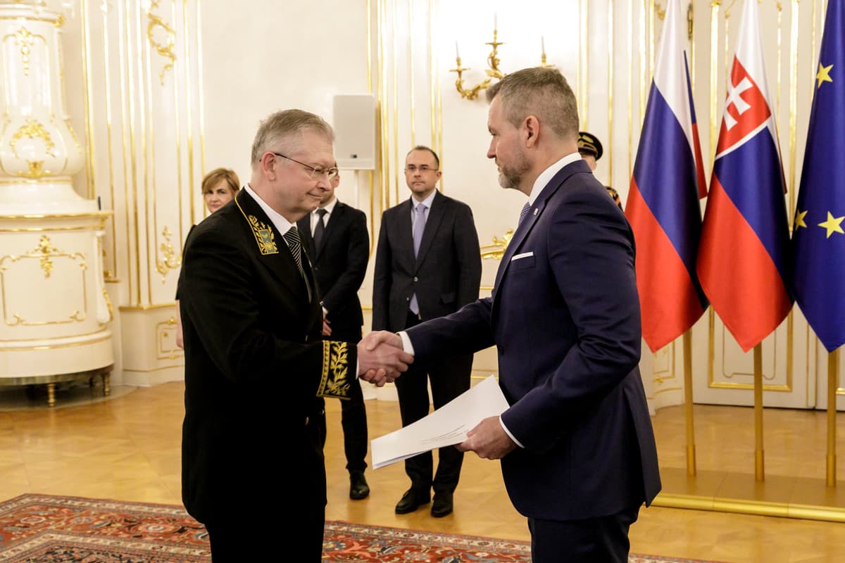 Nový ruský veľvyslanec v SR Sergej Andrejev odovzdal poverovacie listiny prezidentovi SR Petrovi Pellegrinimu. Foto: Dano Veselský/TASR