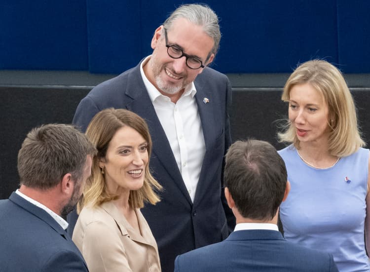 Martin Hojsík, Ľudovít Ódor, Lucia Yar (všetci Progresívne Slovensko) a uprostred novozvolená predsedníčka EP Roberta Metsolová. Foto: Martin Baumann/TASR