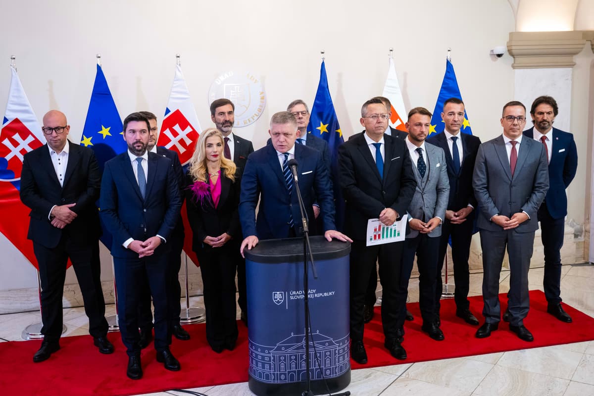 Premiér Robert Fico s ministrami. Foto: Jakub Kotian/TASR