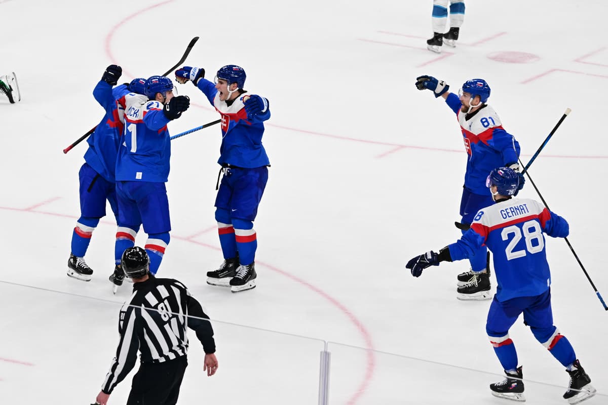 Na snímke slovenskí hokejisti sprava Martin Gernát, Erik Černák, Juraj Slafkovský sa tešia z gólu na 4:1, ktorý strelil Adam Ružicka. Foto: TASR/Jaroslav Novák