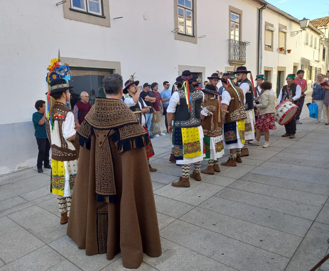 Príprava. V uličkách Miranda do Douro sa každý víkend tancuje. Foto: autorka