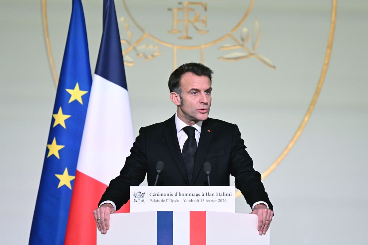 Emmanuel Macron počas prejavu na pamiatku francúzskeho Žida Ilana Halimiho 13. februára 2026. Foto: TASR/AP