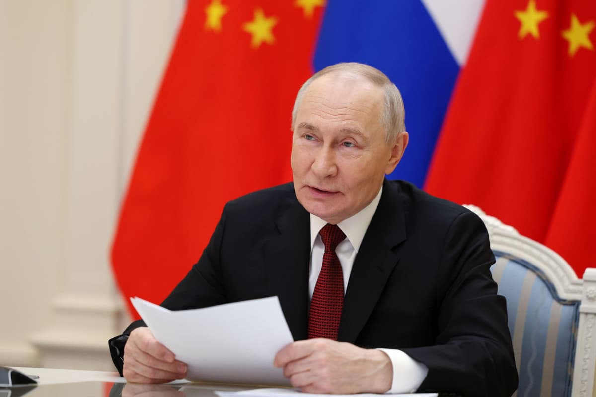 Vladimir Putin počas diskusie s čínskym prezidentom Si Ťin-pchingom prostredníctvom telemostu v Moskve v stredu 4. februára 2026. Foto: TASR/AP
