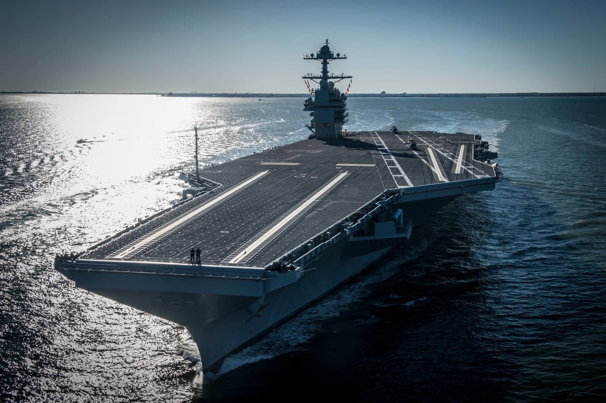 Na archívnej snímke z 8. apríla 2017  lietadlová loď USS Gerald R. Ford počas prvej námornej skúšky z Newport News. Foto: TASR/AP