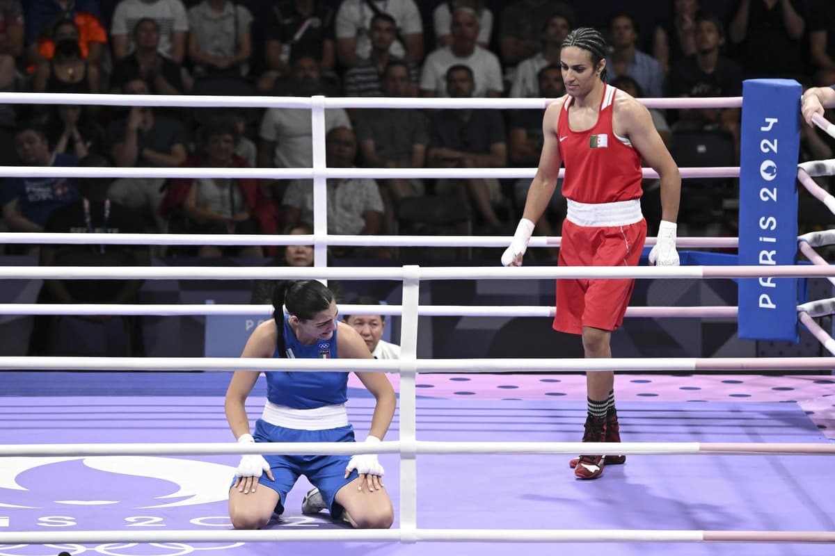 Imán Chalíf (vpravo) a jeho talianska súperka Angela Cariniová počas predkola 16. kola ženského boxu v kategórii do 66 kg na OH v Paríži 2024. Foto: Ciro Fusco / Zuma Press / Profimedia