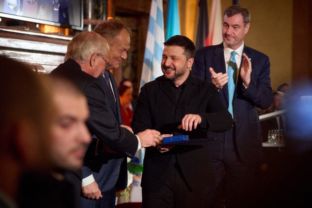 Zelenskyj preberá cenu od Ischingera, riaditeľa MSC. Foto: ABACA / Abaca Press / Profimedia