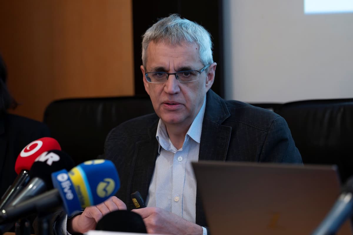 Ján Madarás z Ústavu vied o Zemi SAV počas tlačovej konferencie s názvom Zemetrasenia na západnom Slovensku: minulosť, súčasnosť a budúcnosť. V Bratislave 26.februára 2026. Foto: Maroš Herc/TASR