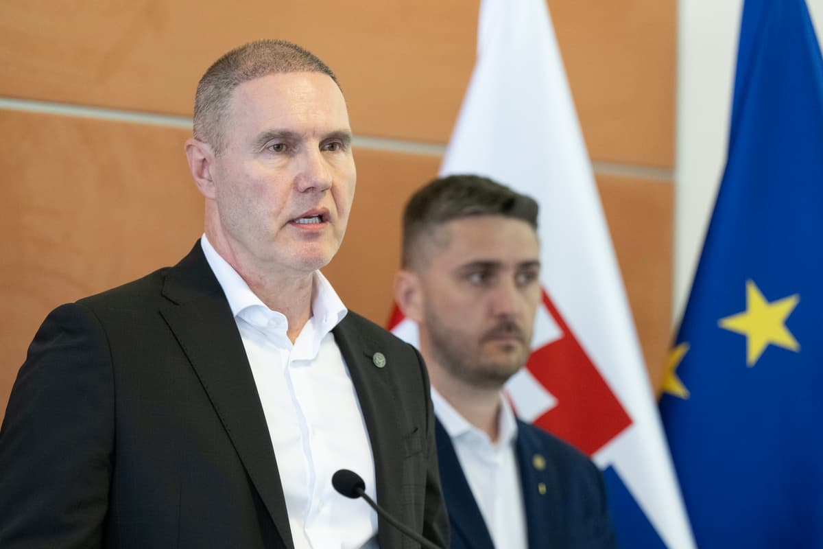 Vľavo zástupca riaditeľa ÚIS Milan Maškara a vpravo šéf inšpekčného tímu VERITAS Juraj Lukáč počas tlačovej konferencie 17. marca 2026 v Bratislave. Foto: Pavel Neubauer/TASR