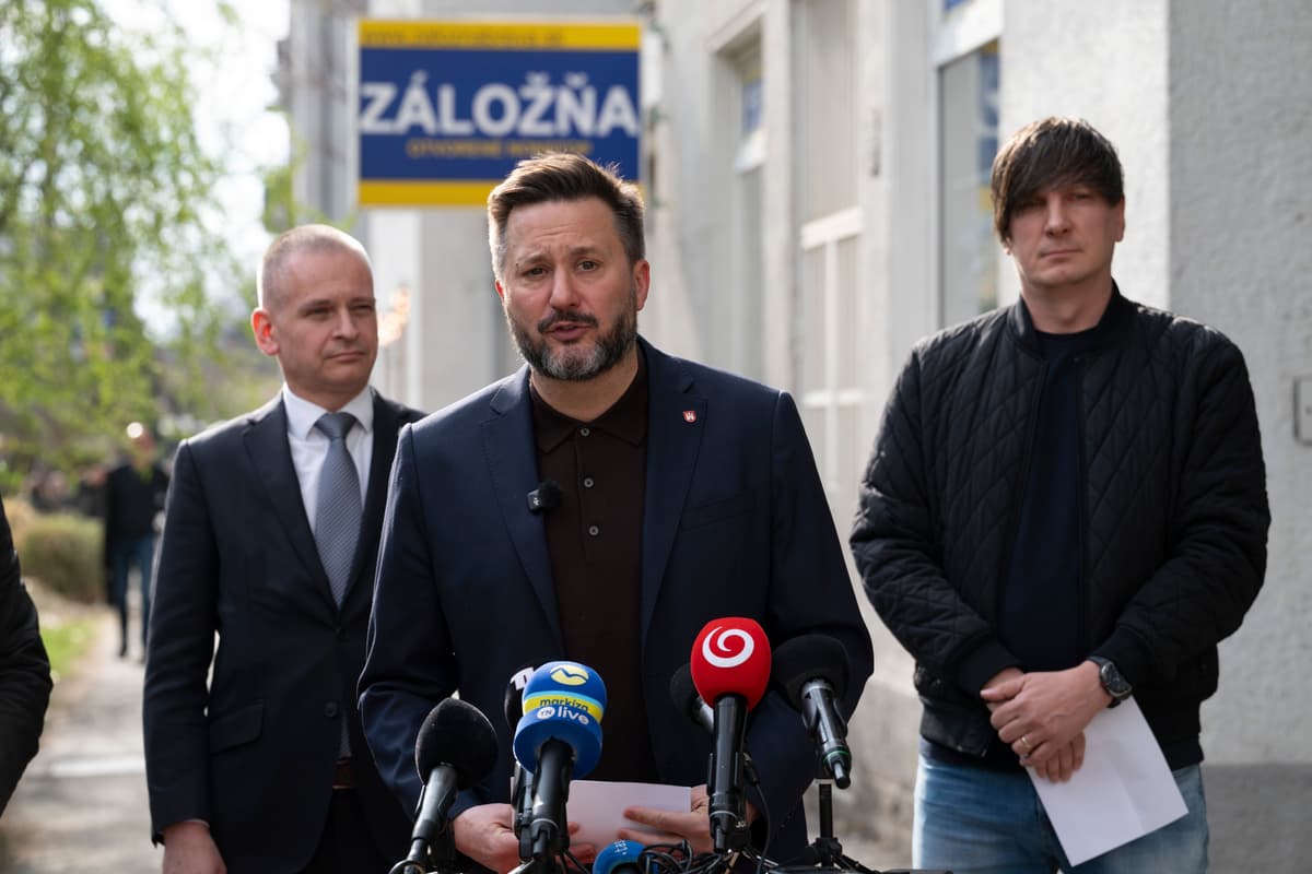 Primátor Bratislavy Matúš Vallo, starosta Ružinova Martin Chren vľavo a zástupca obyvateľov lokality 500 bytov Ján Sabo vpravo. Foto: TASR/Maroš Herc