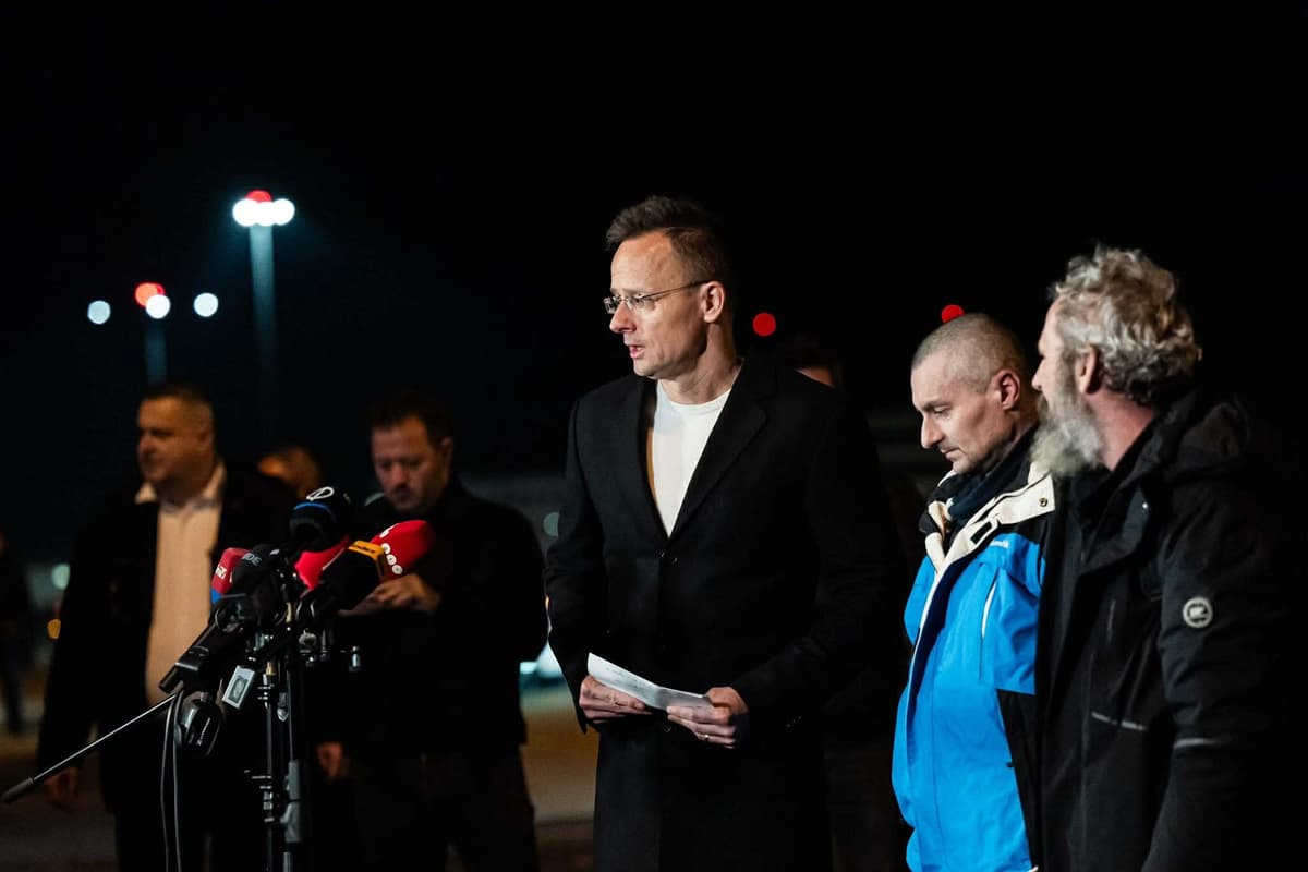 Péter Szijjártó spolu s maďarským zajatcami na letisku v Moskve v stredu 4. marca 2026. Foto: Facebook