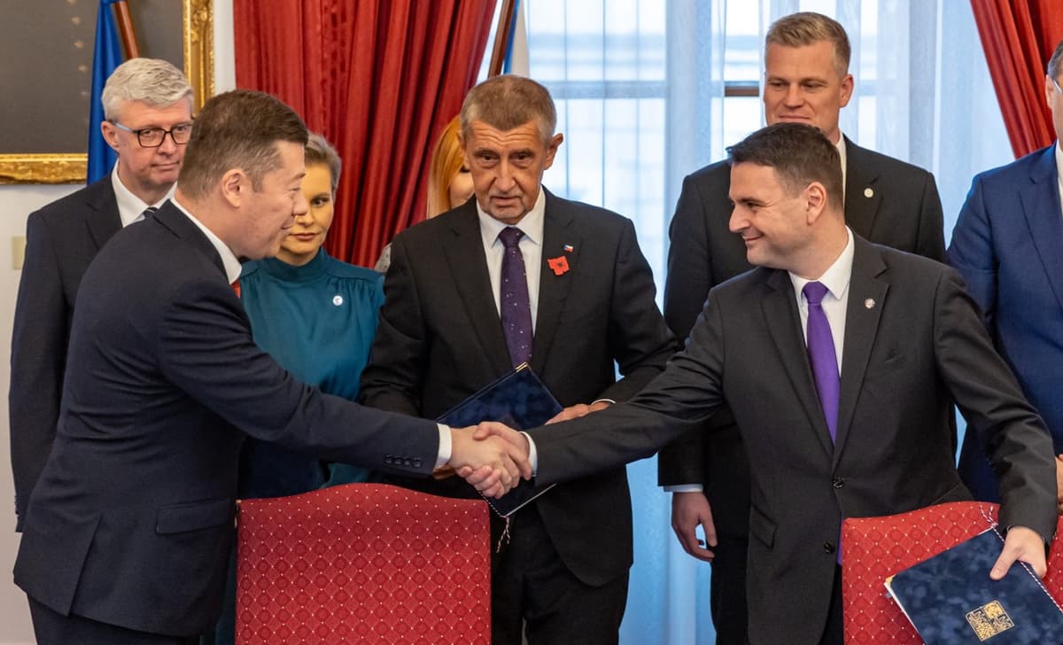 Tomio Okamura, Andrej Babiš a Petr Macinka po podpise koaličnej zmluvy. Foto: Martin Divisek / EPA / Profimedia