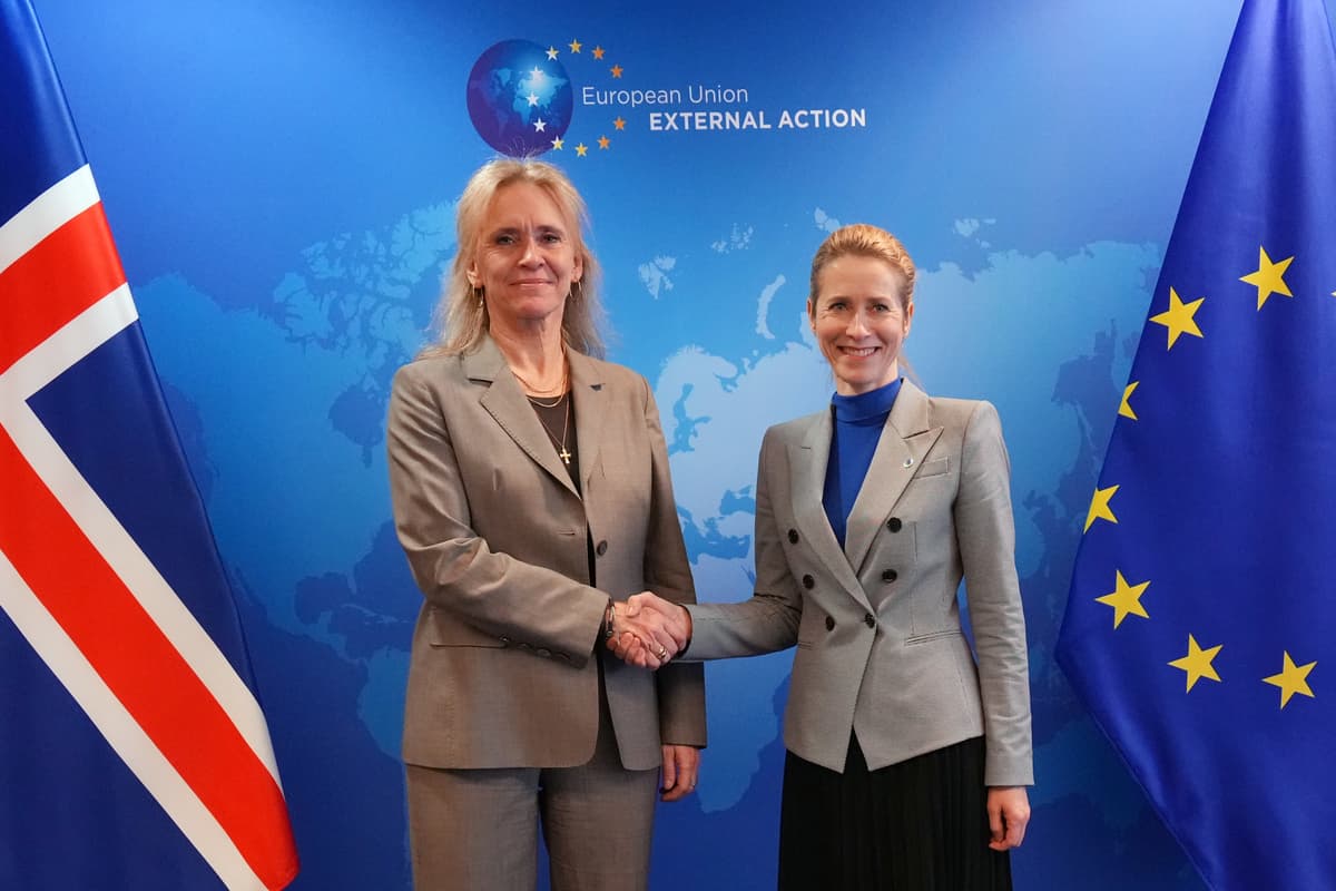 Islandská premiérka Kristrún Frostadóttirová sa stretla v Bruseli so šéfkou diplomacie Európskej únie Kajou Kallasovou. Foto: TASR/AP Photo/Virginia Mayo