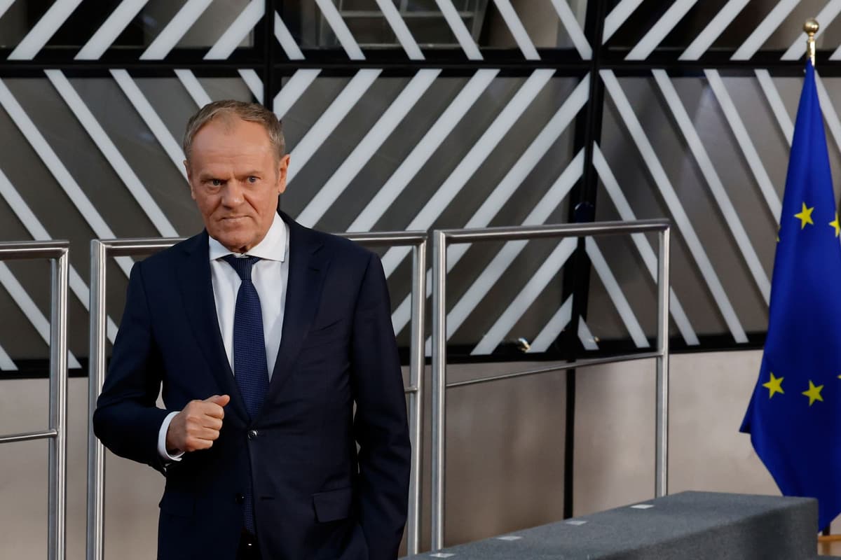 Donald Tusk prichádza na spoločné fotenie na summite EÚ v sídle Európskej rady v Bruseli 19. marca 2026. Foto: TASR/AP