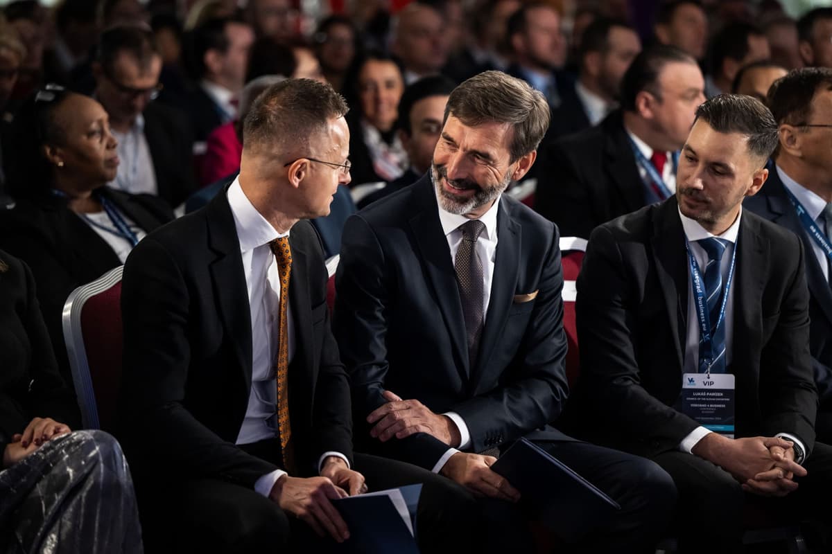 Péter Szijjártó a Juraj Blanár na konferencii Visegrad 4 Business v Budapešti 14. novembra 2024. Foto: TASR/ DUNA/ MTI/ Márton Mónus
