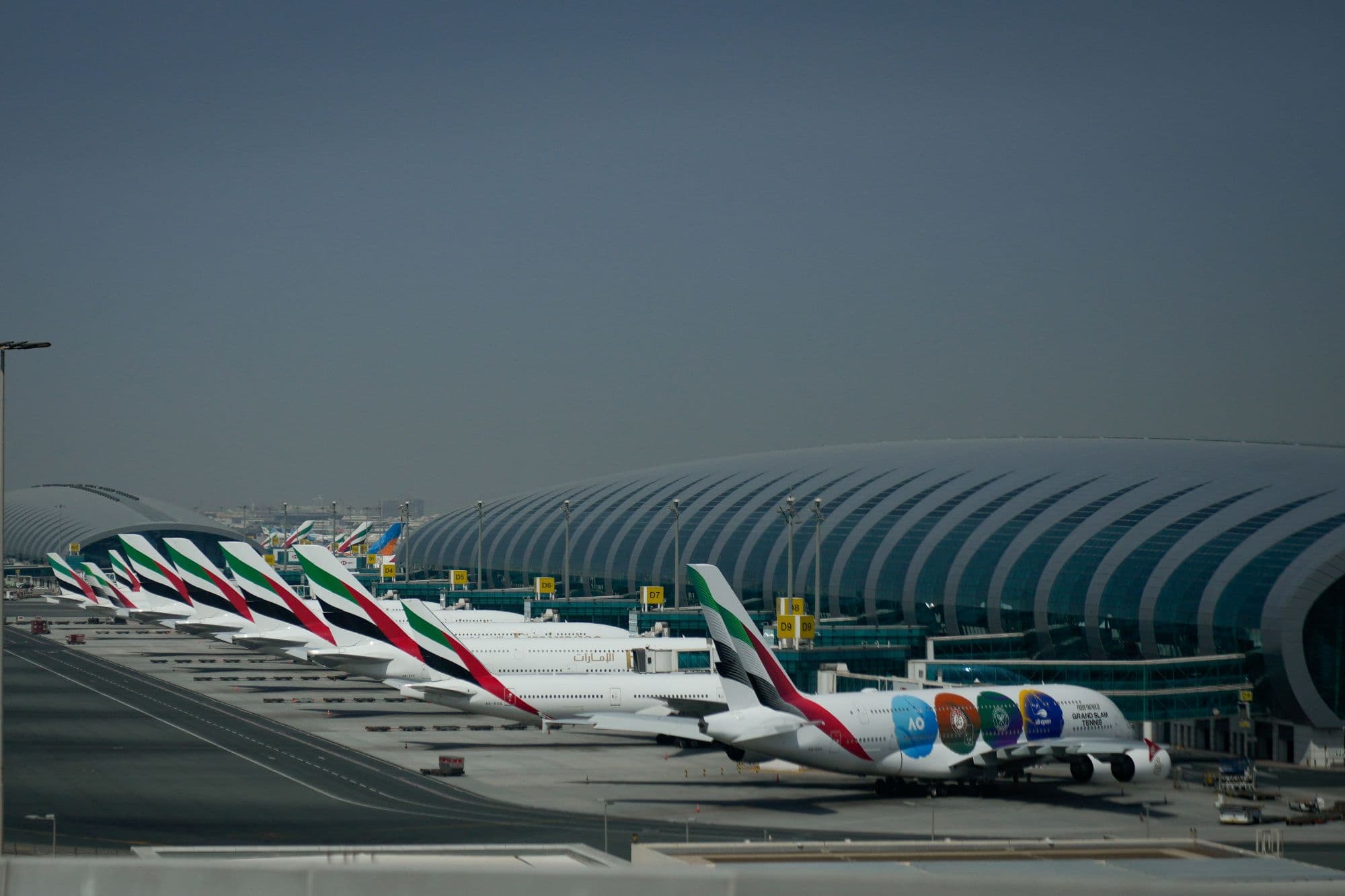 Lietadlá na letisku v Dubaji 1. marca 2026 po tom, ako ho zatvorili pre odvetné útoky Iránu. Foto: TASR/AP