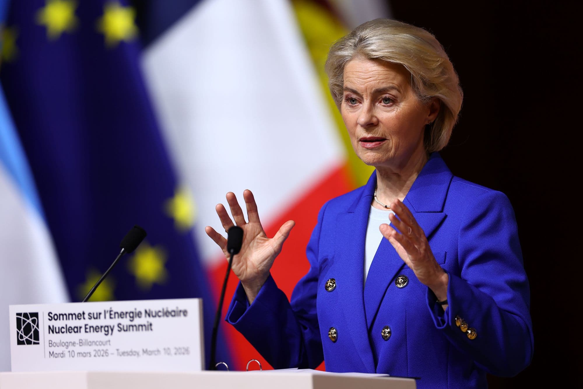 Ursula von der Leyenová počas otváracieho plenárneho zasadnutia samitu MAAE o jadrovej energii v Paríži 10. marca 2026. Foto: TASR/AP