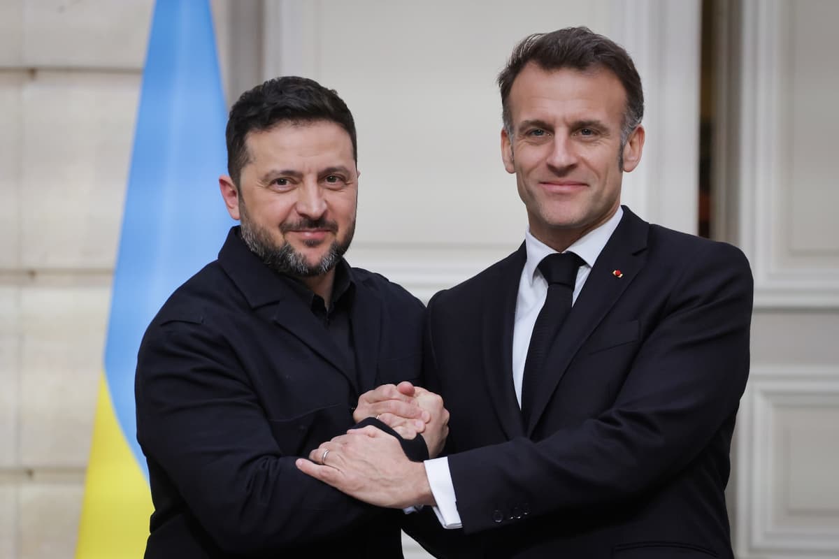 Volodymyr Zelenskyj a Emmanuel Macron. Foto TASR/AP
