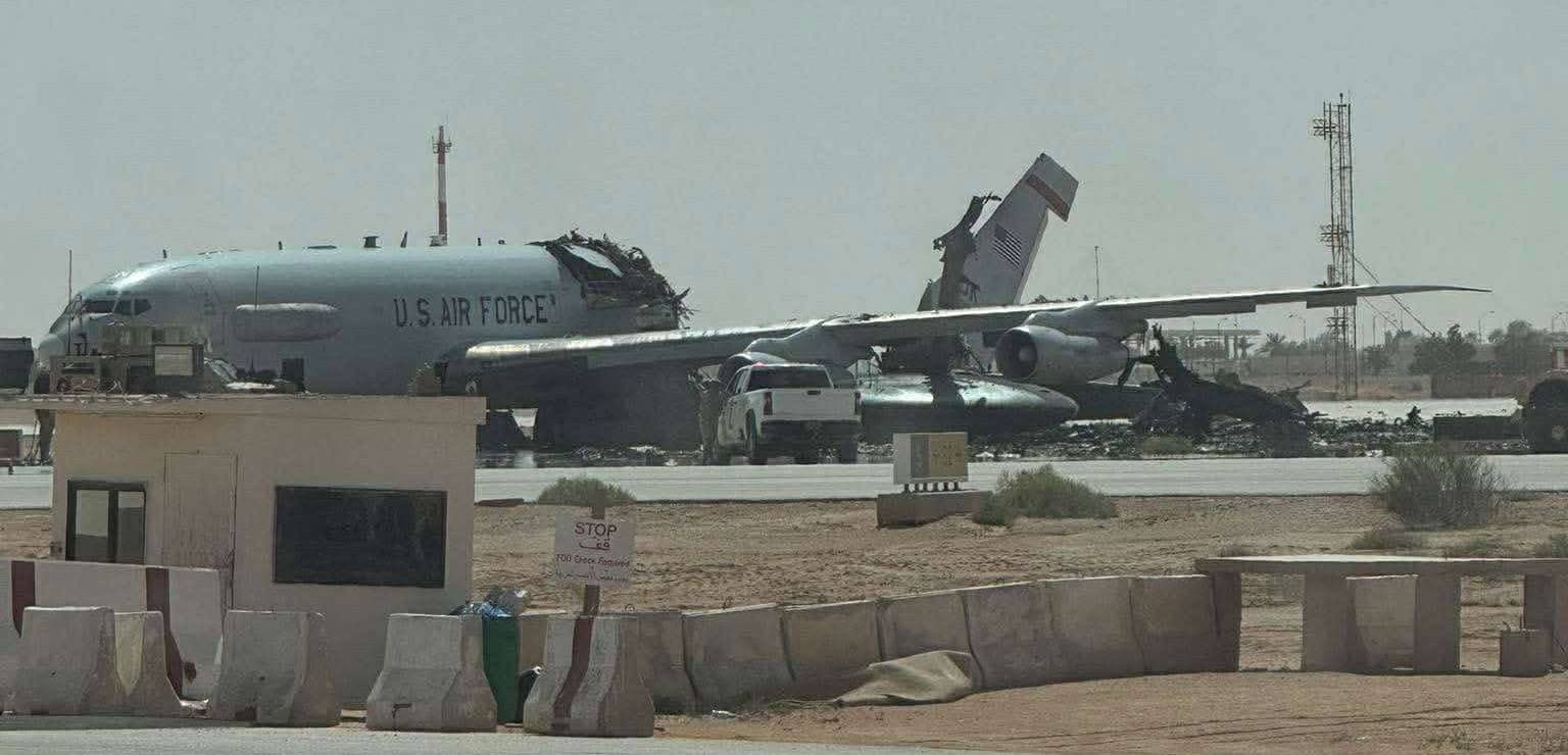 Zničené lietadlo včasného varovania AWACS E-3 Sentry na americkej základni Prince Sultan v Saudskej Arábii 27. marca 2026. Snímku overila agentúra AFP. Foto: X