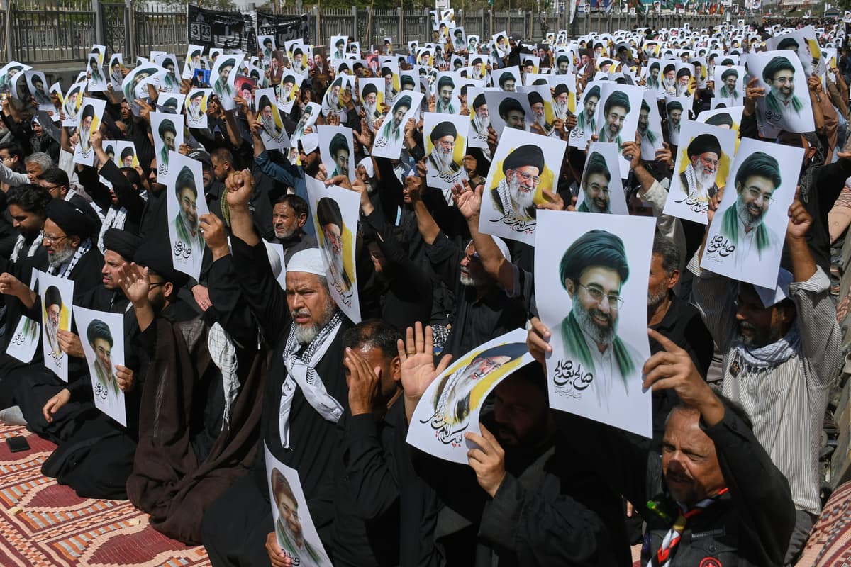 Šiítski moslimovia v Pakistane vyjadrujú podporu Iránu. Foto: TASR/AP.