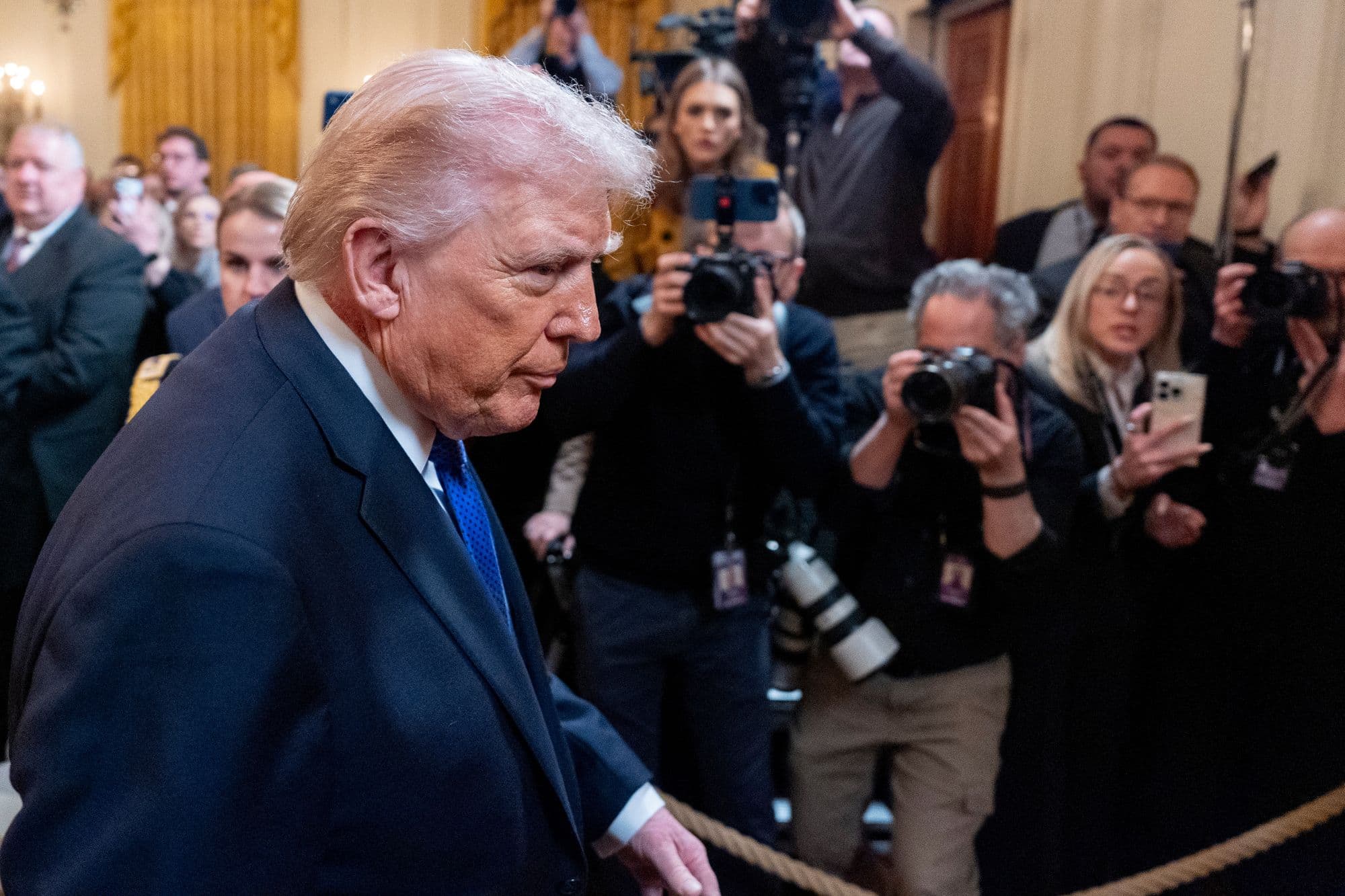 Donald Trump odchádza po slávnostnom odovzdávaní Medaily cti vo Východnej sále Bieleho domu 2. marca 2026 vo Washingtone. Foto: TASR/AP