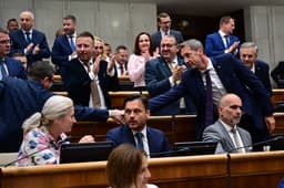 Poslanci NR SR krátko po hlasovaní o novele ústavy. Foto: TASR/Jaroslav Novák