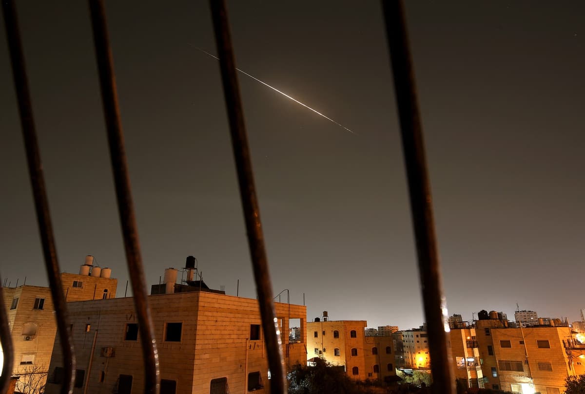 Rakety vystrelené z Iránu smerom na Izrael nad Hebronom. Foto: Wisam Hashlamoun / ANADOLU / Anadolu via AFP / Profimedia