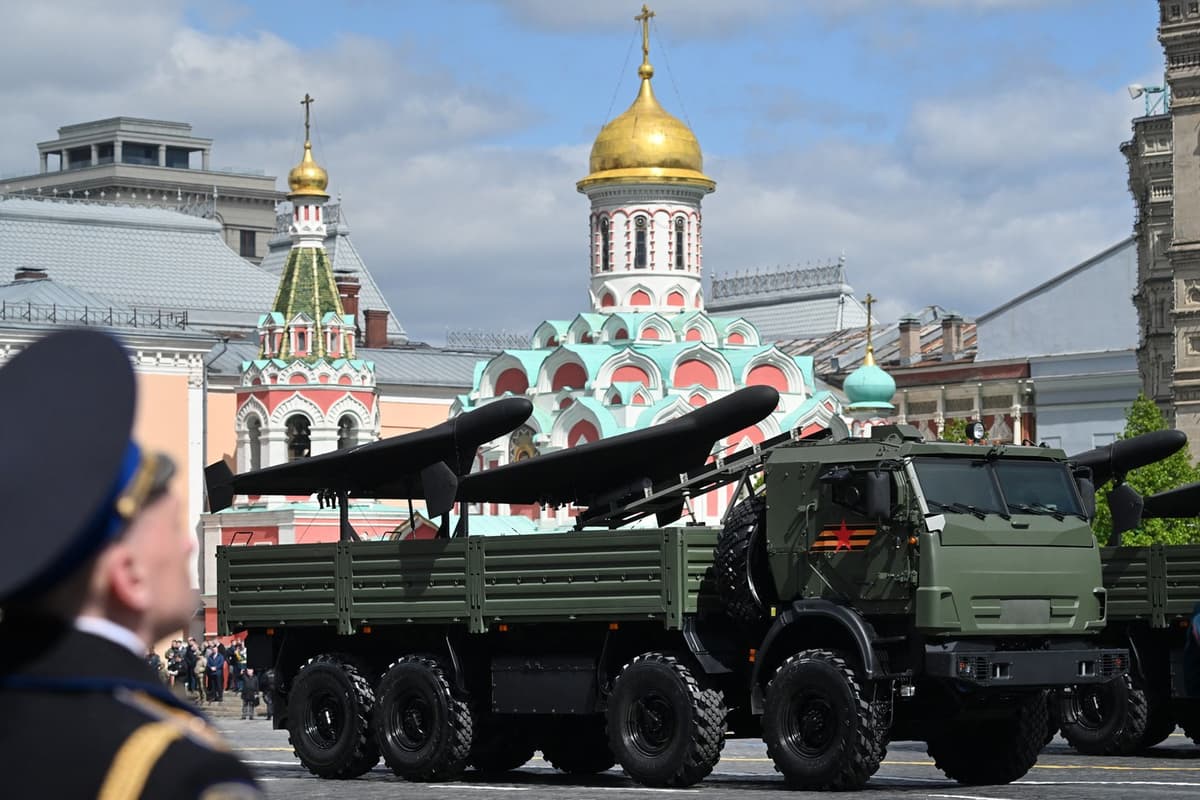 Drony Geraň-2 na korbe nákladného vozidla počas vojenskej prehliadky v Moskve 9. mája 2025. Foto: Kirill KUDRYAVTSEV / AFP / Profimedia
