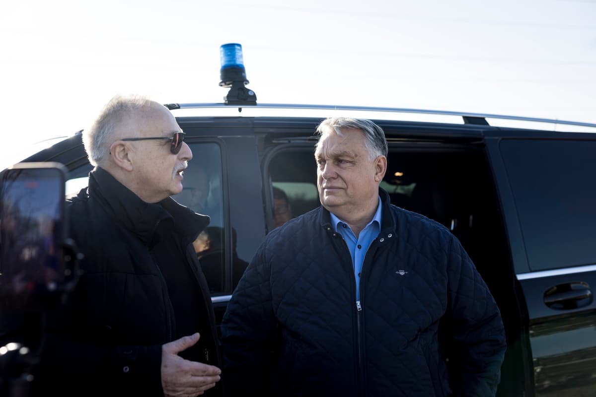 Maďarský premiér Viktor Orbán a šéf MOL Group Zsolt Hernadi počas návštevy rafinérie v Szazhalombatte 28. februára 2026. Foto: Profimedia